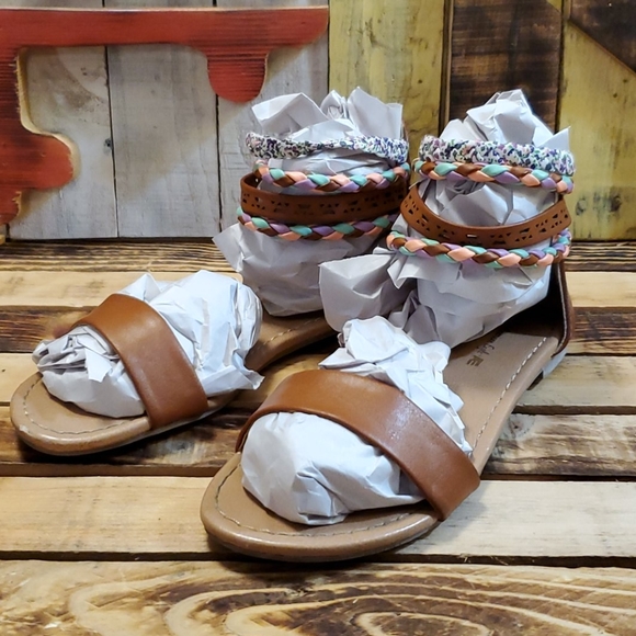 American Eagle Outfitters Other - American Eagle Sandals Size 2